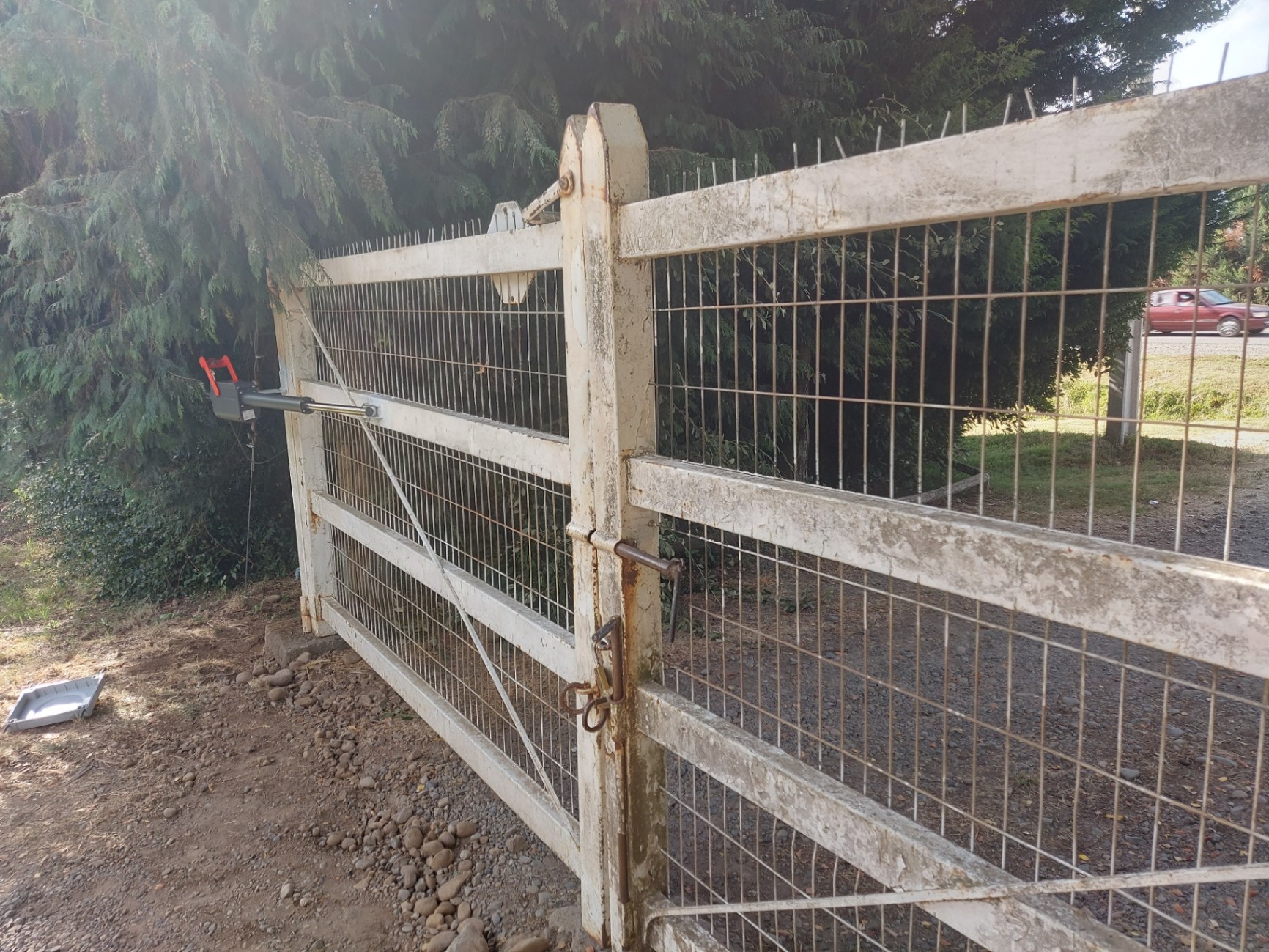 Portón batiente de dos hojas automatizado con motores Nice
