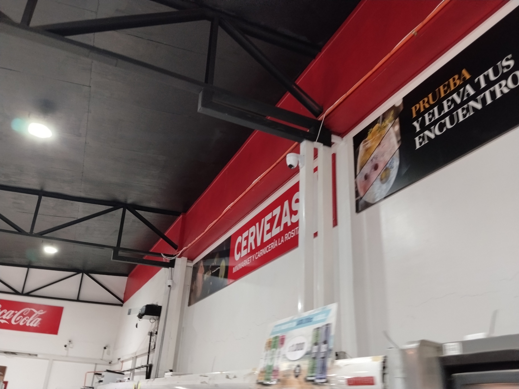Cámaras domo instaladas en la estructura de techo de un supermercado