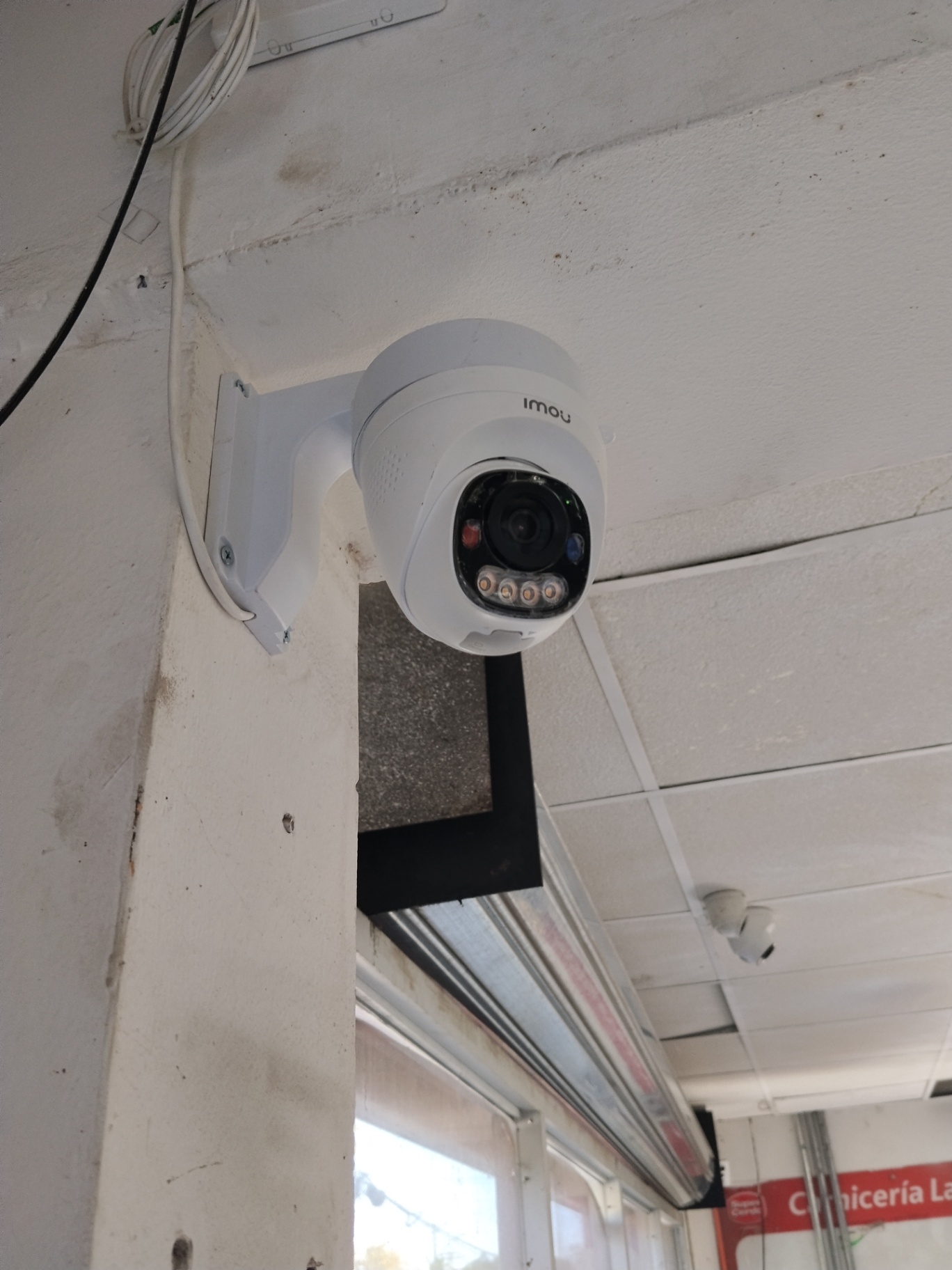 Cámara Imou instalada en el acceso de un supermercado