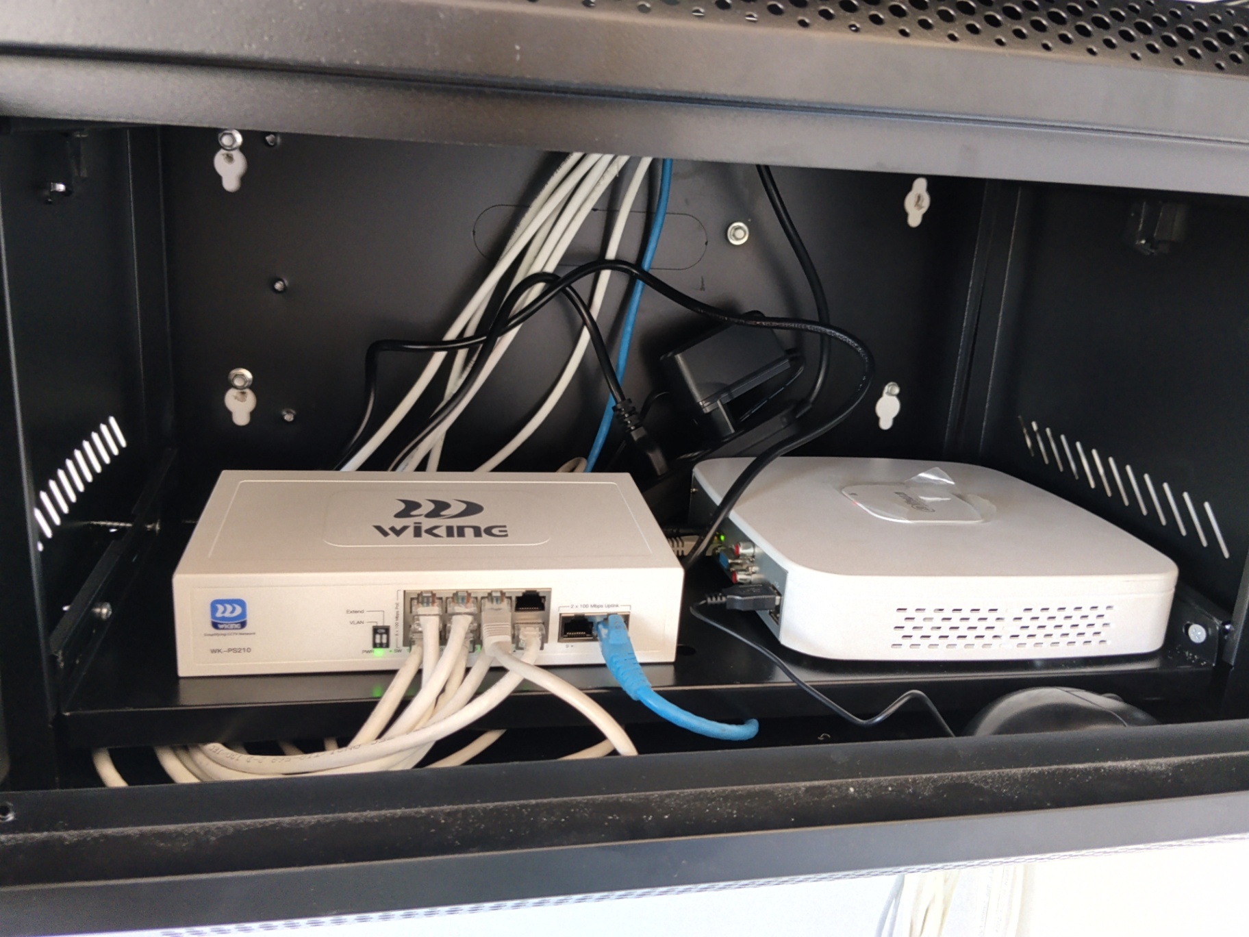 Gabinete con switch PoE Wiking y grabador NVR de un CCTV de supermercado