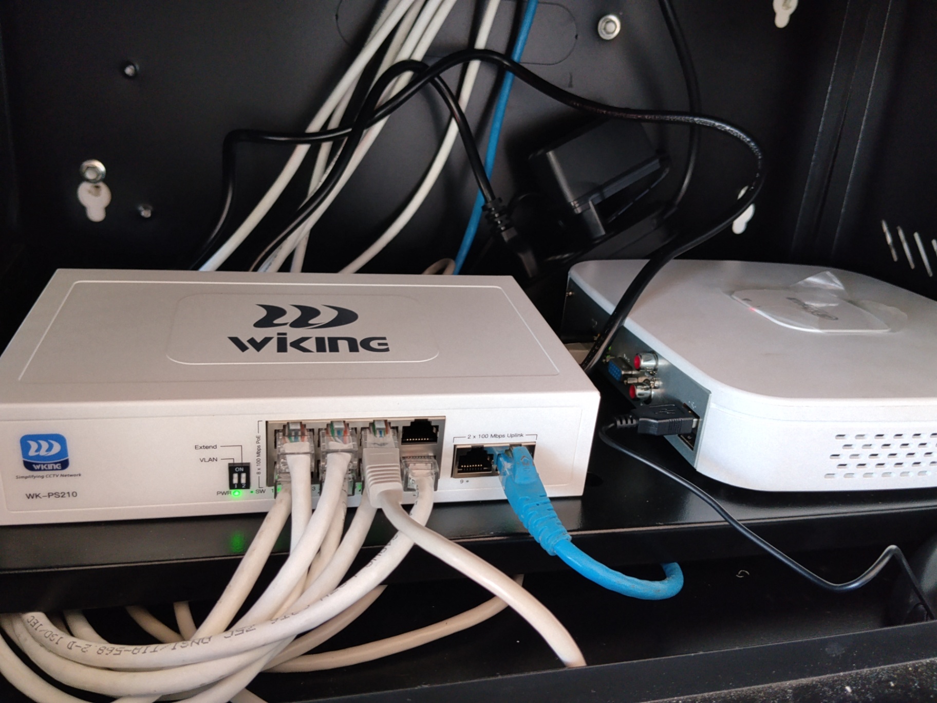 Switch PoE en gabinete mural con cableado estructurado ordenado