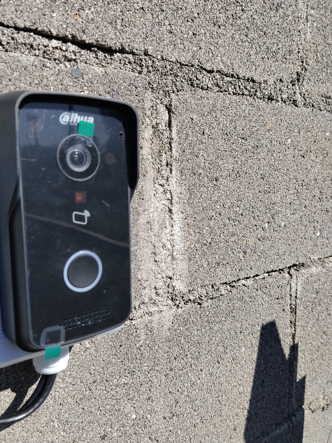Citófono IP con cámara instalado sobre muro de bloques de concreto