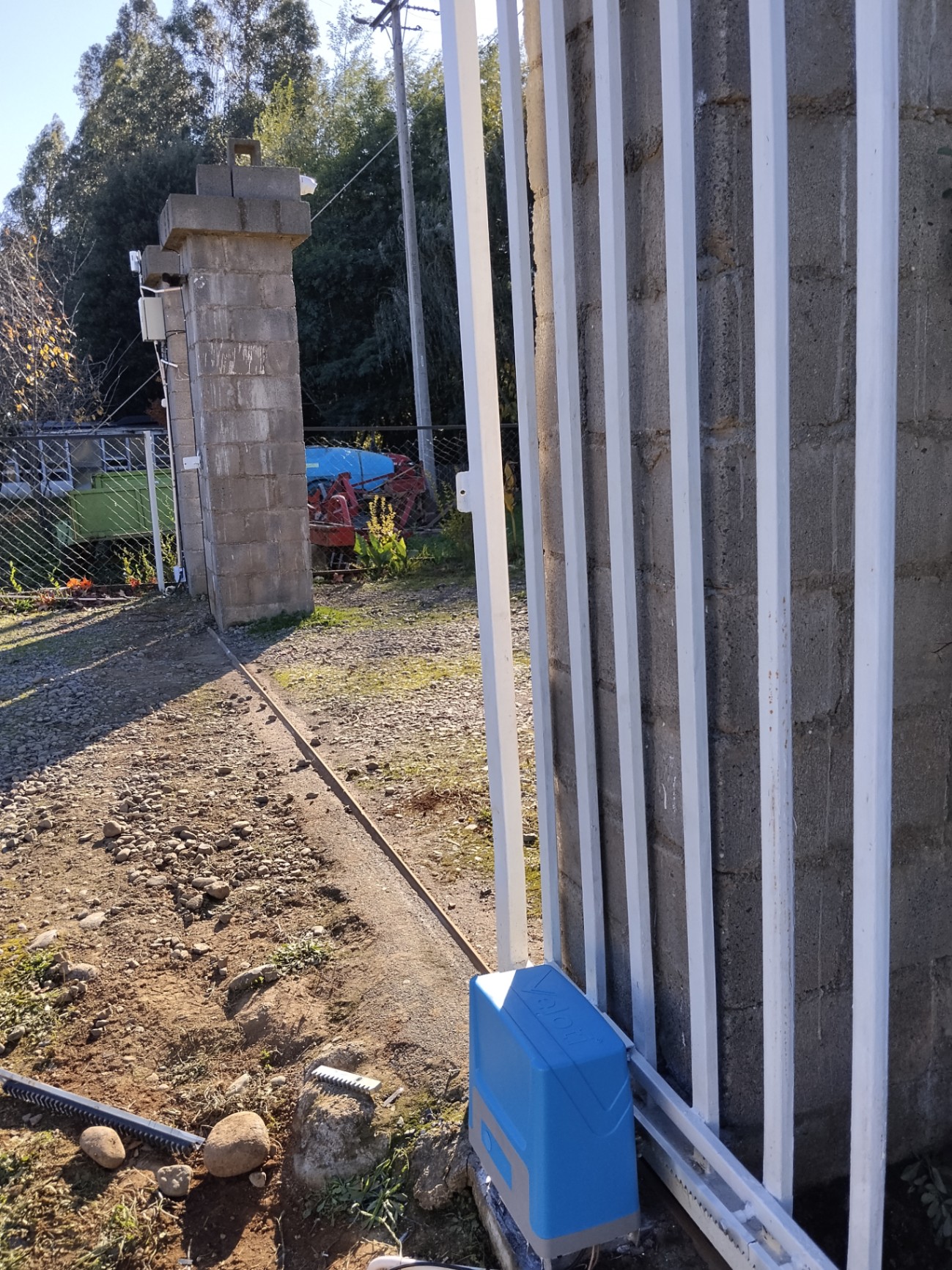 Portón corredizo automatizado con motor Veloti en acceso rural