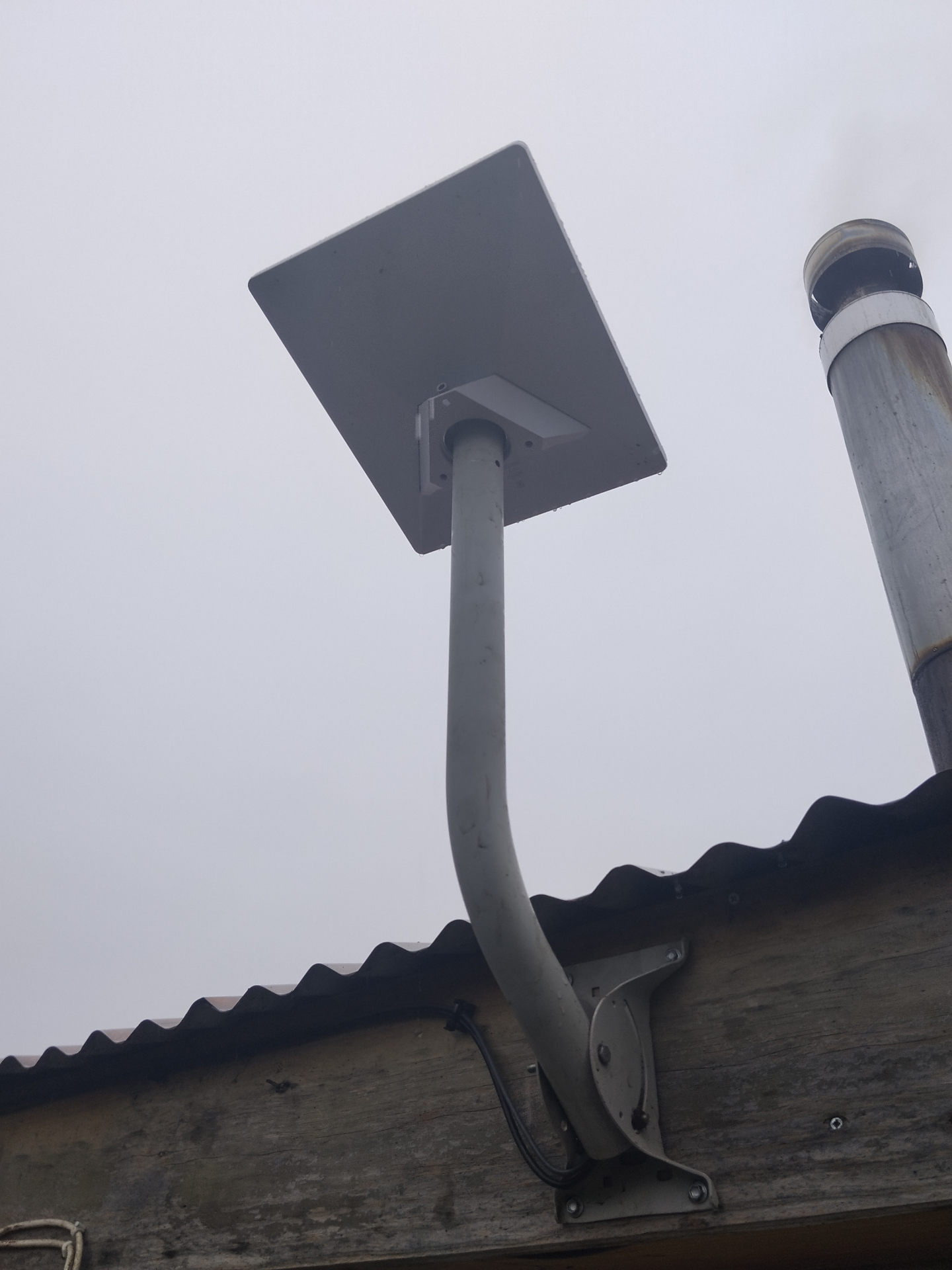 Antena satelital Starlink instalada sobre estructura de techo de madera
