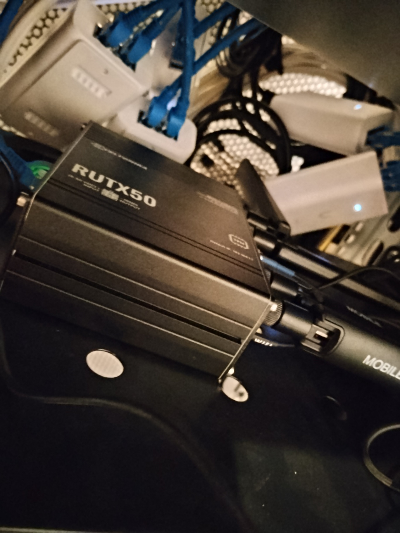 Router industrial Teltonika RUTX50 instalado dentro de un rack de comunicaciones